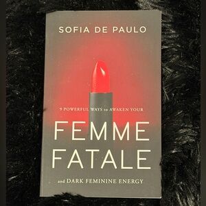 Femme Fatale and Dark Feminine Energy Sofia de Paulo Paperback